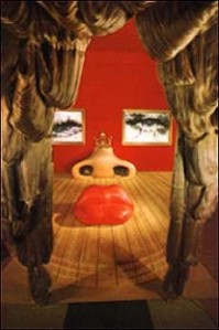 סאלוודור דאלי - עיצוב חדר על פי פניה של השחקנית מיי ואסט